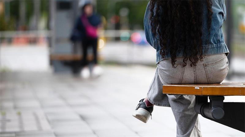 Warten auf den Bus zur Arbeit? Junge Menschen stellen oft Anforderungen an ihre Arbeit, wie ein Recht auf Homeoffice. (Symbolbild)
