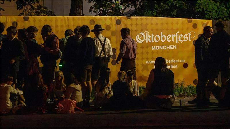 Bilder des Tages Warten auf den Start des Oktoberfestes