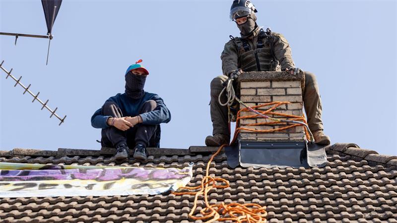 Warten auf die Drehleiter zur Räumung