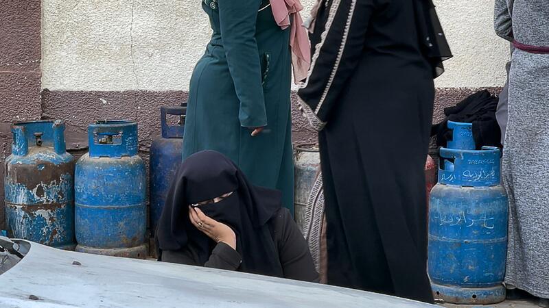 Gaza-Krieg: Hoffen auf längere Feuerpause Warten auf neue Gasflaschen, die nur in sehr geringen Mengen in den Gazastreifen gelangt sind.
