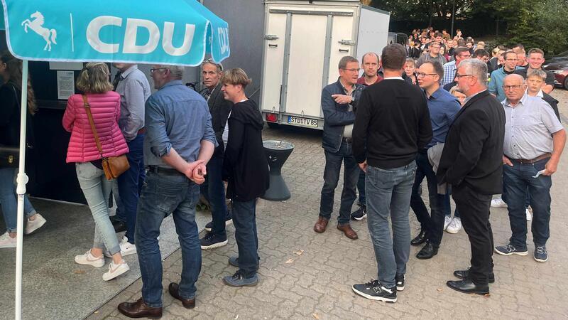 Deshalb hatten die Stader Kandidaten gegen Vanessa Zobel keine Chance Warteschlange der Sieger: Die CDU-Mitglieder aus Rotenburg stellten bei der Urwahl in der Festhalle fast zwei Drittel der Teilnehmer.