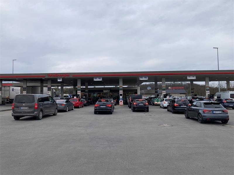 Günstigere Spritpreise: Tanktourismus nach Dänemark nimmt zu Warteschlangen an einer Tankstelle im Grenzgebiet. Foto: Thomas Müller/dpa