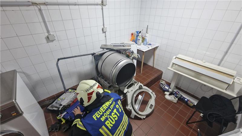 Feuerwehr befreit 13-Jährige aus Wäschetrockner Warum das Kind in den Trockner stieg, ist nicht bekannt.