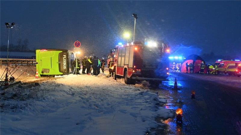 Warum der Bus von der Fahrbahn abkam, ist noch unklar.