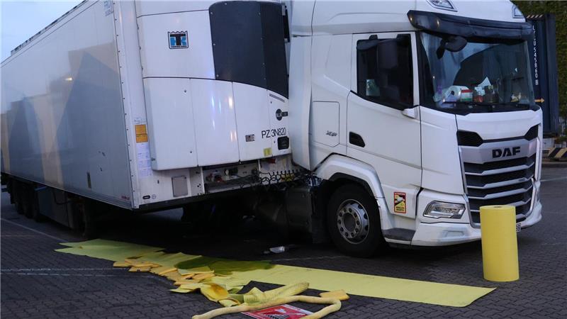 Lkw-Auflieger zerstört Tank - Großalarm im Buxtehuder Gewerbegebiet Warum der Lkw seinen Auflieger verlor, ist noch unbekannt.