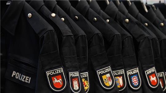 Warum dürfen die Beamten nicht die Nationalflagge tragen?