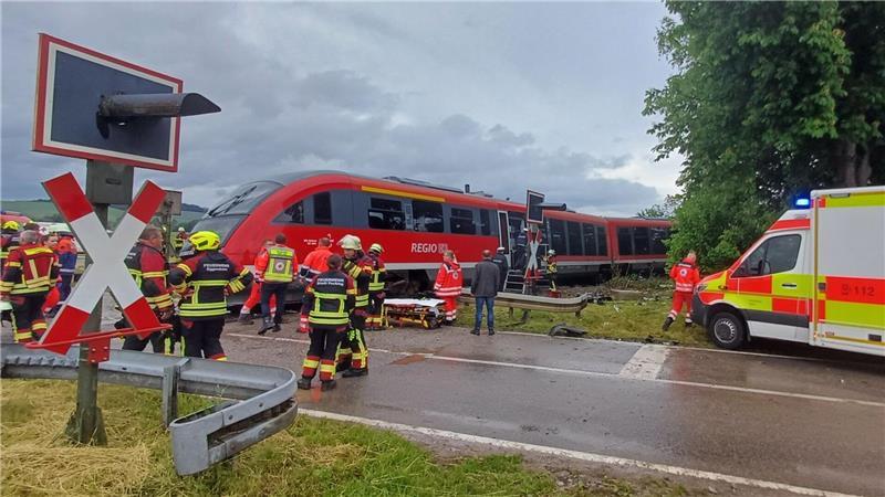 Warum es zu dem Zusammenstoß zwischen einer Regionalbahn und einem Lastwagen kam, war zunächst noch unklar.