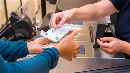 Warum extra zur Bank, wenn man sich auch beim Einkaufen ganz bequem Bargeld auszahlen lassen kann? In vielen Handelsunternehmen ist der Service inzwischen verbreitet. Aber in welchen genau?