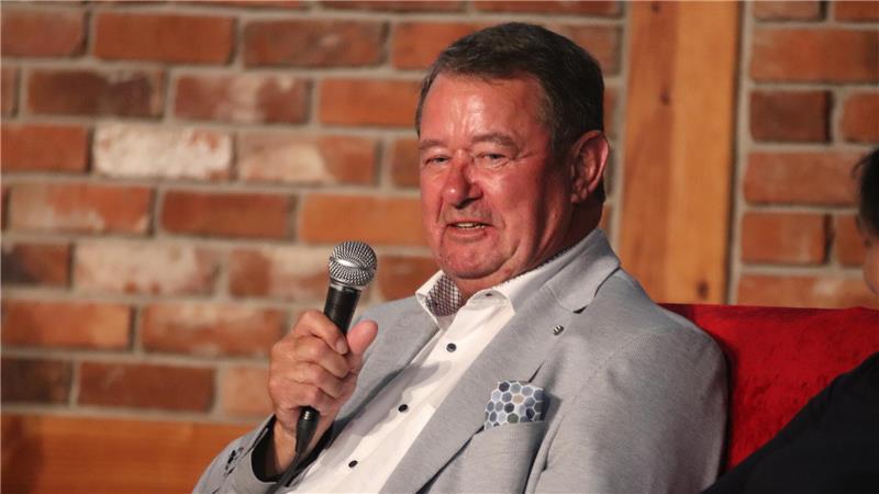Talkrunde in Stade: Wo Geld fehlt, schwindet auch die Demokratie Warum fehlt Geld in den Kommunen? Rainer Schlichtmann brachte die Expertise als ehemaliger hauptamtlicher Bürgermeister mit.