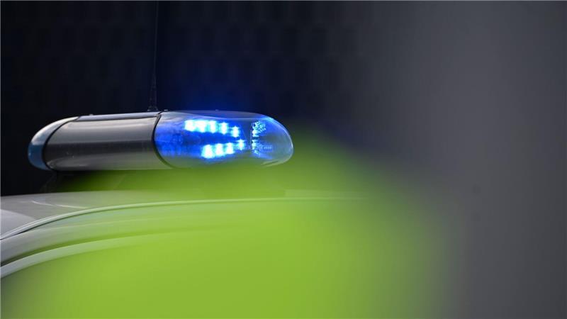 Warum kam der Unfallfahrer von der Straße ab? Die Polizei ermittelt. (Symbolbild)