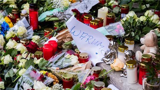 „Warum?“ steht auf einem Zettel an einem Gedenkort für die Toten und Verletzten der Attacke.