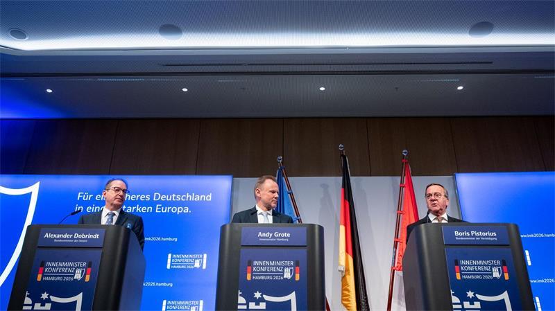 Zwei Verdächtige nach Brandanschlag in München in U-Haft Was Firmen oder Sicherheitsfirmen mit Spezialfähigkeiten künftig erlaubt sein soll, um wichtige Einrichtungen zu schützen, werde aktuell innerhalb der Bundesregierung und mit den Ländern besprochen, heißt es aus dem Bundesinnenministerium. (Archivbild)