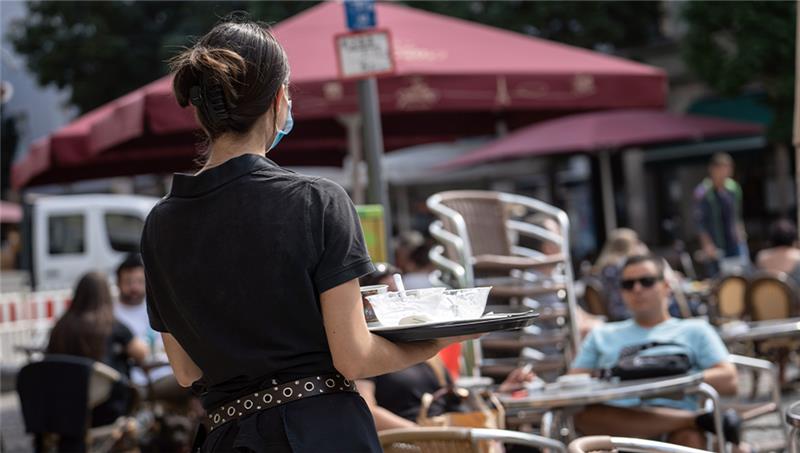 Was ist in Sachen Nebenjob erlaubt? Was bei einem Nebenjob zu beachten ist. Foto: Frank Rumpenhorst/dpa