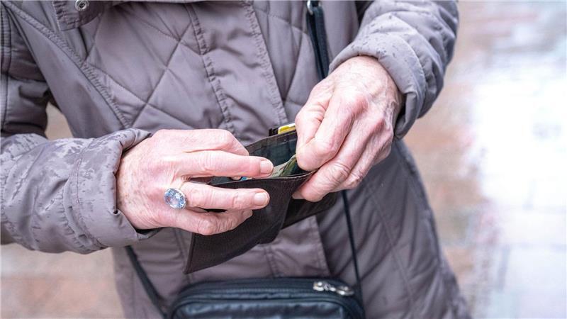 Was bleibt im Alter im Portemonnaie? Eine Rentenkommission und bereits vorher angestoßene Reformen sollen für auskömmliche Bezüge und ein bezahlbares System sorgen. (Symbolfoto)