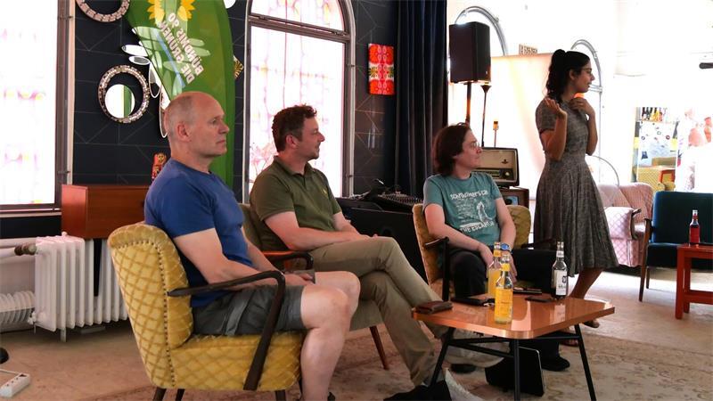 Was brauchen Schulen aktuell? Auf der Bühne im Deck 2 diskutieren (von links) Ulrich Felgentreu, der Landtagsabgeordnete Pascal Mennen, Lars Majewski und Amalien Meyer mit dem Publikum.