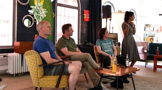 Was brauchen Schulen aktuell? Auf der Bühne im Deck 2 diskutieren (von links) Ulrich Felgentreu, der Landtagsabgeordnete Pascal Mennen, Lars Majewski und Amalien Meyer mit dem Publikum.