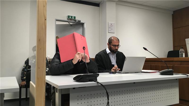 Was der Angeklagte mit seinem bewaffneten Angriff im Lloyd Gymnasium am 19. Mai angerichtet hat, erfuhr er am zweiten Verhandlungstag am Dienstag von einer Musiklehrerin, die inzwischen in einer Klinik versorgt wird. Sie war nicht in der Lage, seine Stimme anzuhören, als er sich bei ihr entschuldigen wollte. Foto: Mündelein
