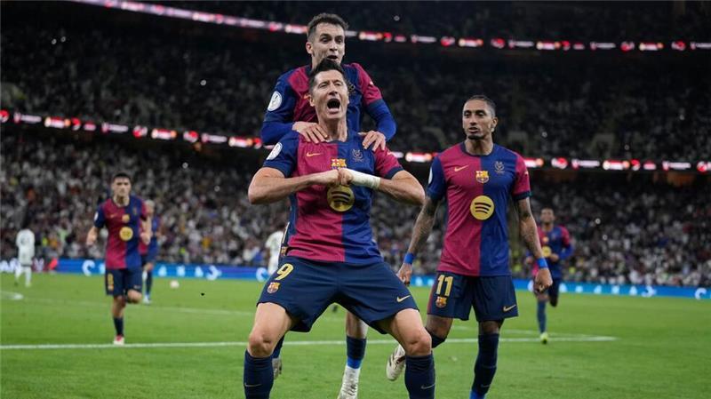 Ter Stegen jubelt mit: Erster Barça-Titel unter Flick Was für ein Auftritt des FC Barcelona gegen Real! Findet auch Robert Lewandowski (v).