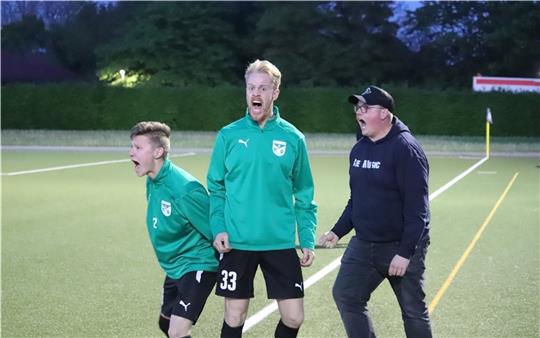 Was für ein Jubel? Der FC Wischhafen/Dornbusch gewinnt spät in Estebrügge und hat nun beste Aufstiegschancen. Daniel Engel, Willem Schütt und Co-Trainer Joshua Krämer können es kaum glauben. Foto: Brunsch