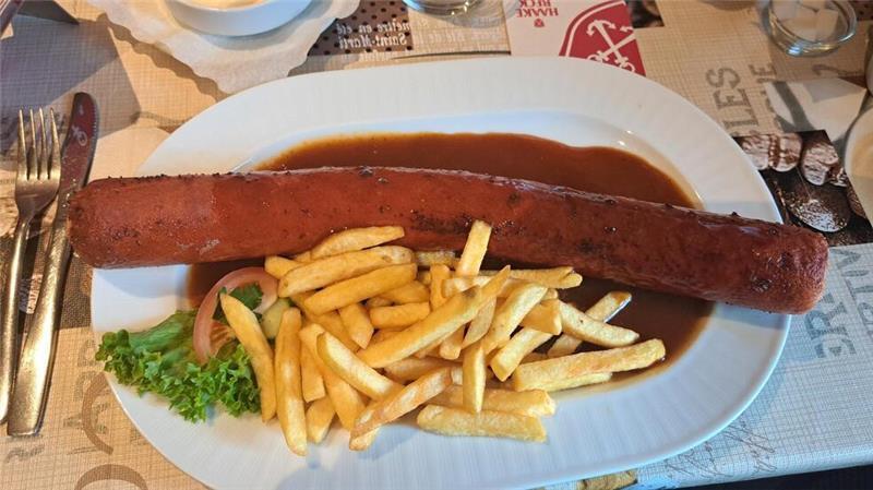 „Dick wie ein Arm“: Warum es Mensings XXL-Currywurst bald nicht mehr gibt Was für ein Kanzlerschnitzel: Die XXL-Currywurst im Gasthof Mensing in Rechtenfleth.
