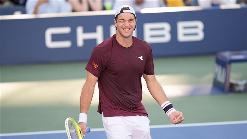 Grandioser Struff erreicht Achtelfinale gegen Djokovic Was für eine Überraschung: Jan-Lennard Struff freut sich über seinen Achtelfinaleinzug.