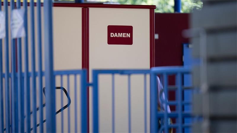 Was geschah im Juni 2025 in diesem Freibad? Vor dem Amtsgericht Gelnhausen beginnt der Prozess gegen zwei Männer. (Archivbild)