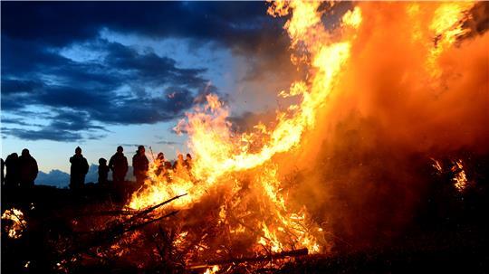Was ist beim Abbrennen eines Osterfeuers zu beachten und welche Bußgelder drohen im Landkreis Stade? (Archivfoto)
