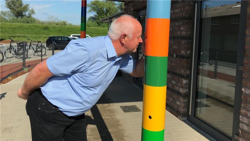 Was ist denn da? Auch Bürgermeister Bernd Tietje luschert.