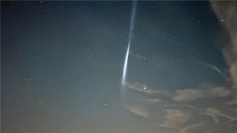 Ungewöhnlich großer Lichtstreifen am Himmel - Rätsel gelöst Was ist denn das? - Treibstofftropfen einer Rakete hinterlassen Lichtstreifen (Foto-Handout)