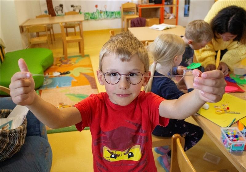 Englisch für Fünfjährige: Kita-Alltag mit hello und goodbye Was klebt da zwischen Mikas Fingern? „Glue“, hat der Fünfjährige gerade von Rilana Jones erfahren. Foto: Dammer