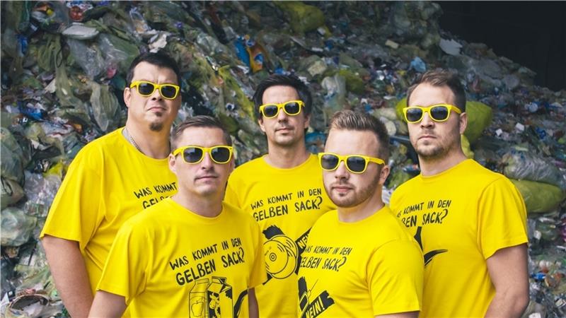 „Was kommt in den Gelben Sack?“ geht viral. Das sind die „Recycling Brothers“, die mit ihrem Song eigentlich nur ein wenig Aufklärungsarbeit leisten wollten (von links): Jan Knabbe, Simon Gießel, Sven Lauks, Sebastian Proft und Daniel Raap 