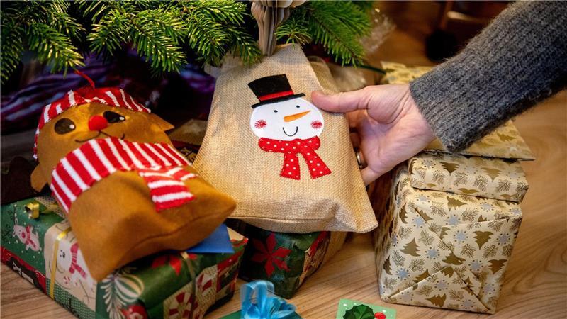 Was kommt unter den Weihnachtsbaum? Diese Frage stellt sich jedes Jahr wieder. (Symbolbild)