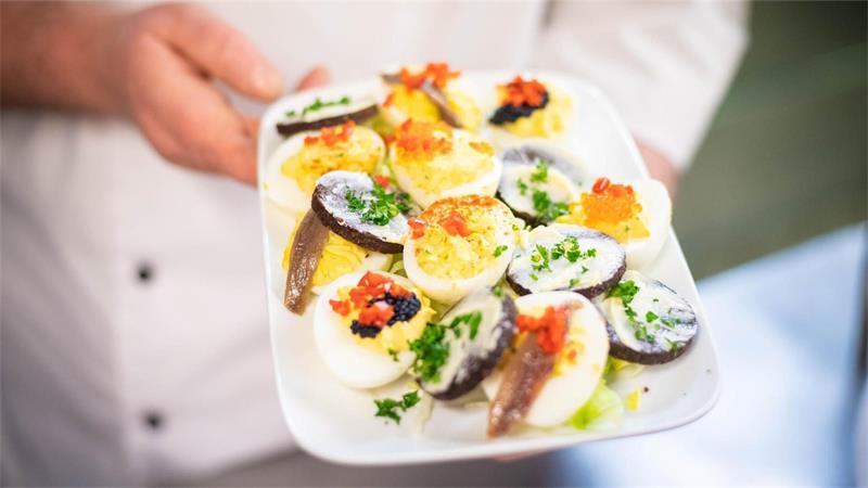 Was macht Essen besonders lecker? Auch die Umgebung. Die Gastrophysik ist eine wissenschaftliche Disziplin. Dabei untersuchen Forscher, wie das Ambiente die Geschmackswahrnehmung beeinflusst.