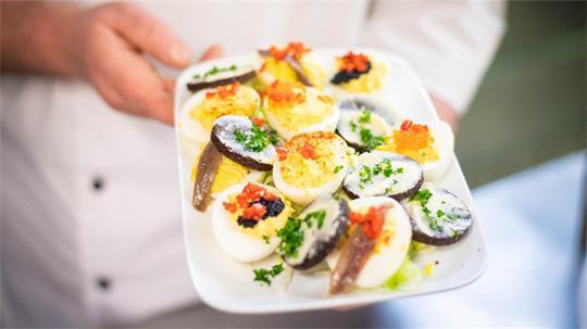 Was macht Essen besonders lecker? Auch die Umgebung. Die Gastrophysik ist eine wissenschaftliche Disziplin. Dabei untersuchen Forscher, wie das Ambiente die Geschmackswahrnehmung beeinflusst.