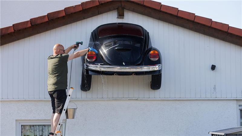 Was man liebt, das putzt man - eine Wäsche für den VW-Käfer.