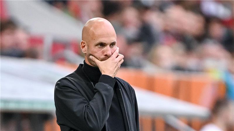 Klartext von Trainer und Kapitän am Wolfsburger Tiefpunkt Was nun? VfL-Coach Paul Simonis reagiert in Augsburg sauer.