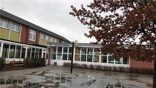 Was sich hier abspielte, können die Lüdingworther nur schwer glauben: In einem Klassenraum der Grundschule verletzte eine Jugendliche ihre Mitschülerin mit einem Messer schwer.
