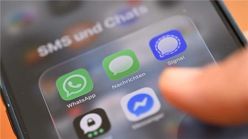 Was tun - eine SMS schicken oder doch lieber einen Chatdienst nutzen? 