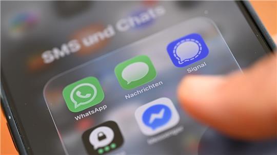 Was tun - eine SMS schicken oder doch lieber einen Chatdienst nutzen? 