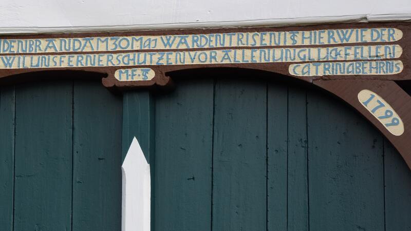 Als in Harsefeld das Feuer wütete: Ortsfeuerwehr erinnert an die Katastrophe vom Mai 1799 Was uns durch den Brand ward am 30. Mai entrissen, ist hier wieder hergestellt, heißt es über dieser Dielentür.