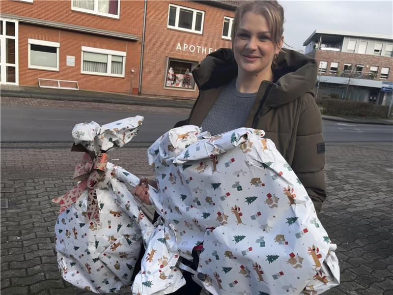 Geschenke-Tour in Stade: Unterwegs mit den Helfern des Weihnachtsmanns Was wohl in diesem Paket steckt, das Alexa Afschartabbar gleich ausliefert?