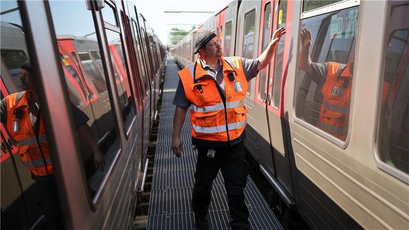 Waschwagenfahrer Gorden Jeschkeit prüft, wie stark die Verschmutzung ist.