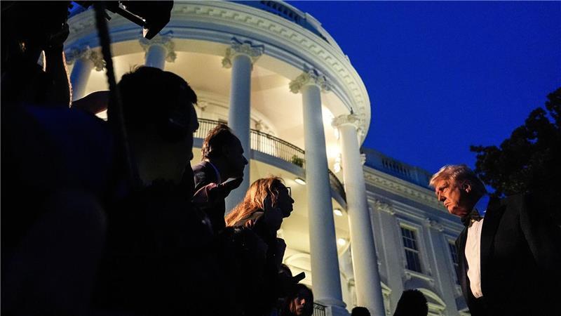 Bilder des Tages Washington, D.C.: Trump spricht vor Abreise aus dem Weißen Haus zu Reportern