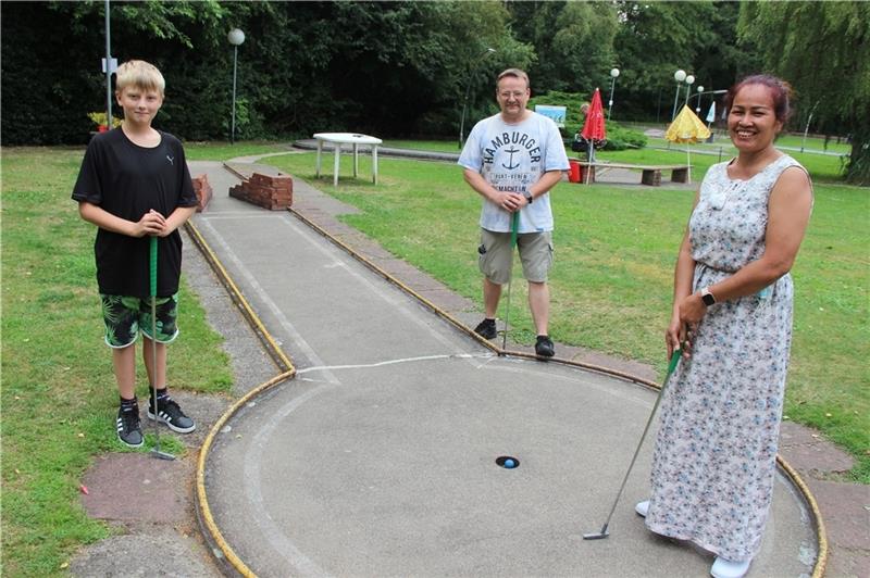 Wassana und Ronny Heinrich mit Sohn Tim aus Neuenfelde sind begeisterte Minigolfer . Sie spielen gleich drei Runden hintereinander.