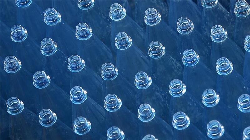 Wasser aus Plastikflaschen enthält mehr Plastikteilchen als solches aus der Leitung.  (Symbolbild)