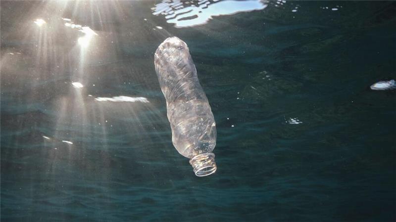 Wasser aus Plastikflaschen kann winzige Plastikteilchen enthalten. (Symbolbild)