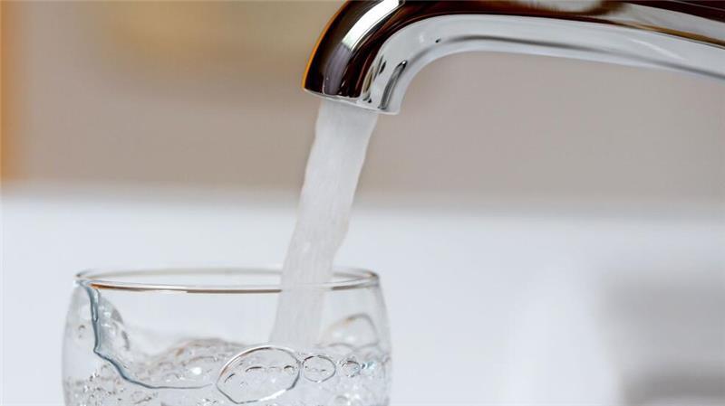 Wasser aus dem Hahn enthält wesentlich weniger Plastikteilchen als solches aus Flaschen. (Archivbild)