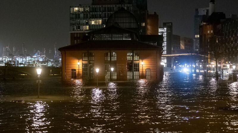 Wasser der Elbe wird bei einer Sturmflut auf dem Fischmarkt gedrückt.