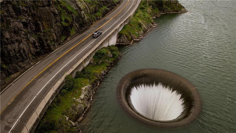 Wasser fließt durch den „Glory Hole“-Überlauf am Lake Berryessa in Kalifornien.