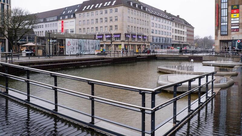 Wasser fließt durch den „Kleinen-Kiel-Kanal“ in der Innenstadt.